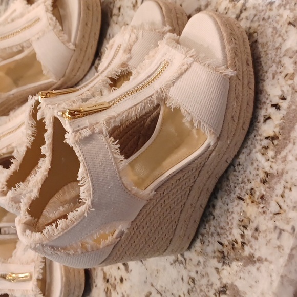 NEW Michael Kors Women's Berkley Wedge Sandals Cream Color Fringed Denim 8 - Picture 11 of 16